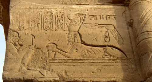 1.300-Relief Temple de Ptah-Sphinx royal faisant une offrande