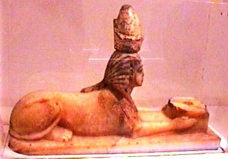1.300-Sphinx (appartenant à Toutankhamon) tenant une offrande-Musée de Louqsor