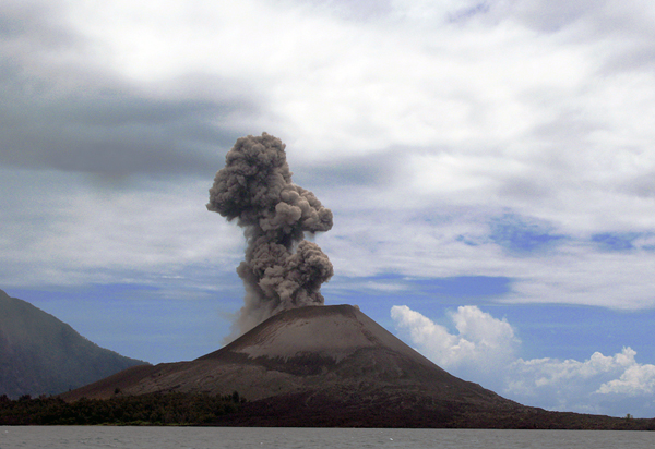 Krakatoa volvan Indonesia small