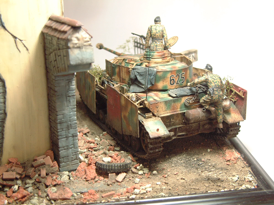 Bâtiments en ruine et Panzer IV Ausf H 1604150719534769014148057