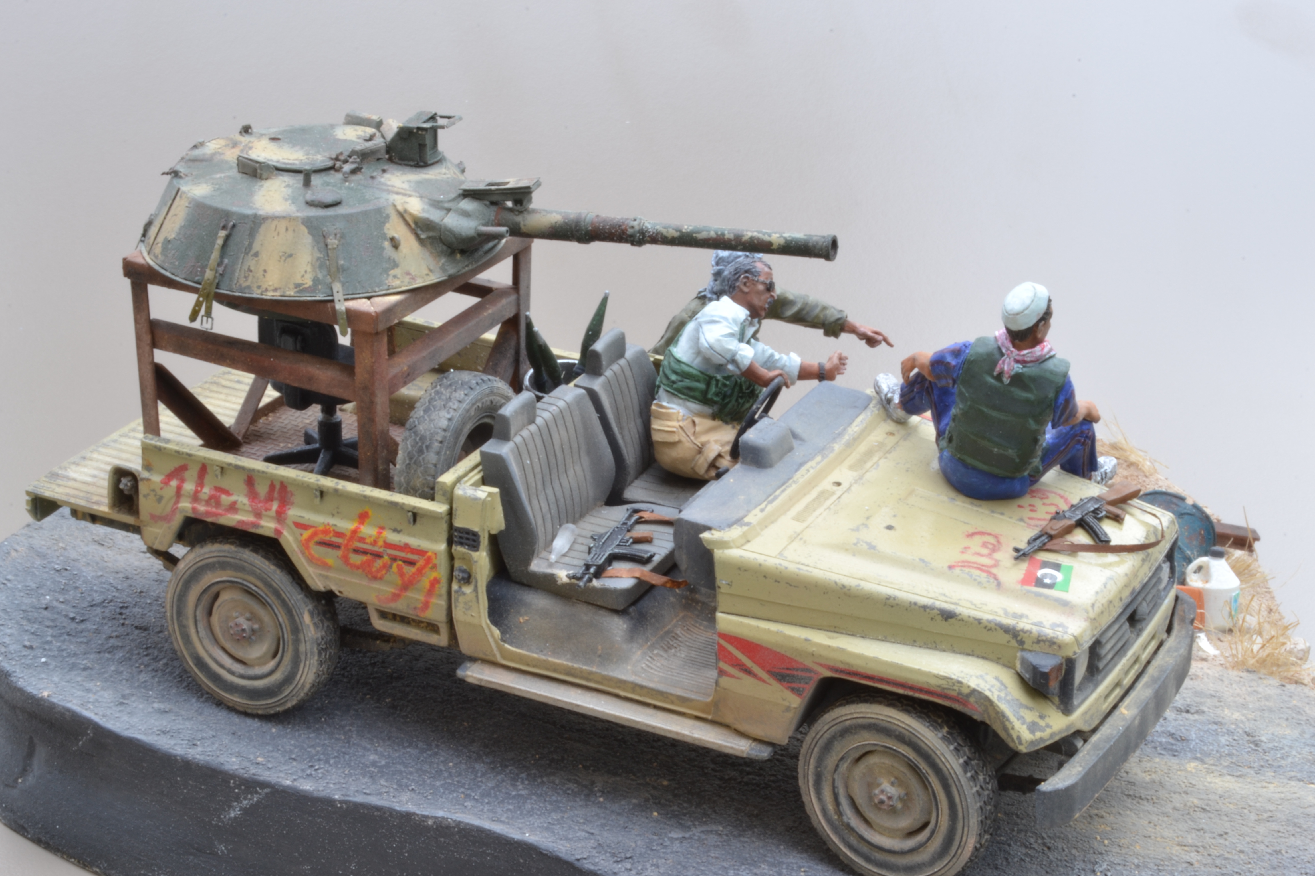 Pick-up (MENG)+tourelle BMP 1/35 (DEF model) - Page 4 16042204022015742614172215