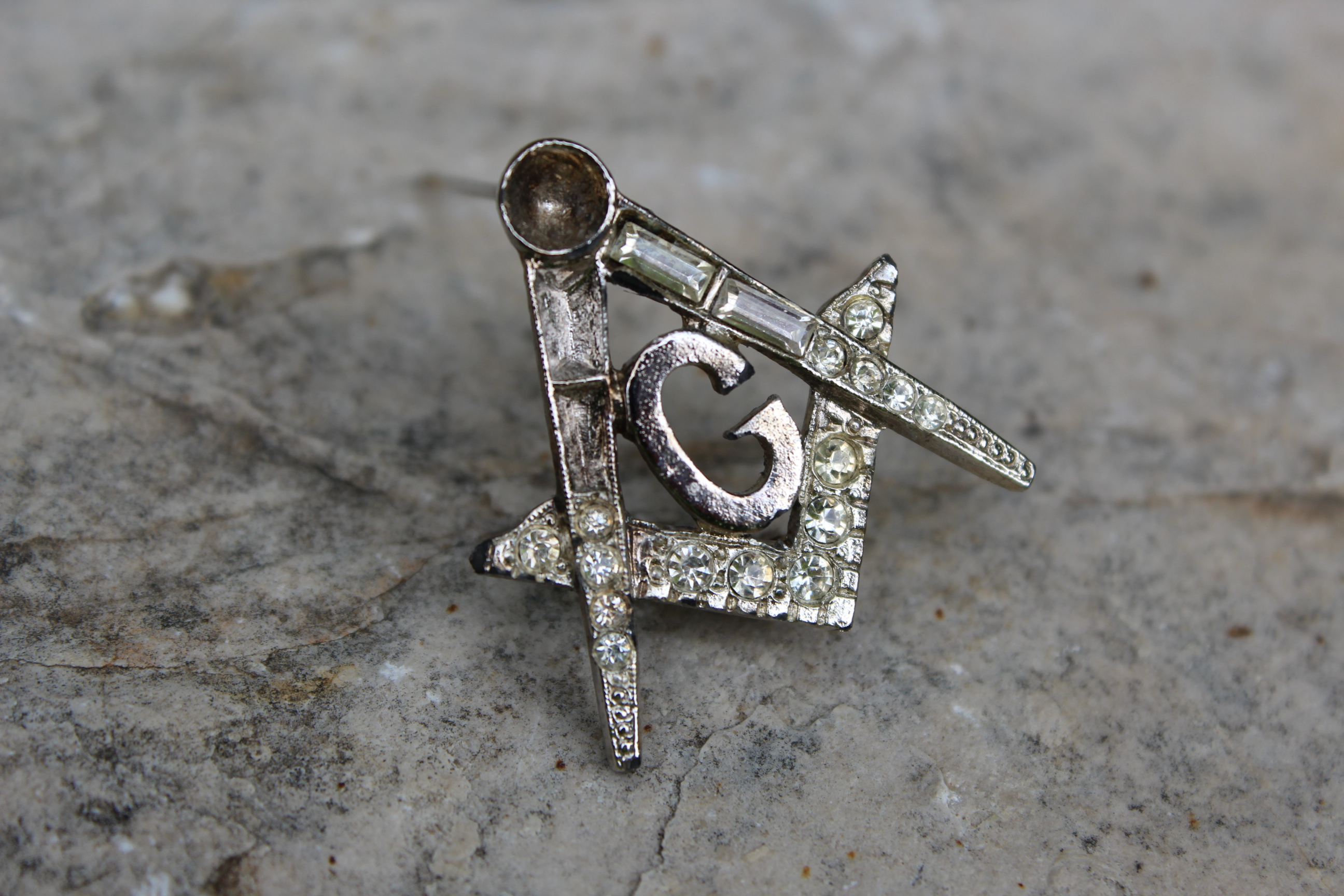 Broche Porcelaine Broche Ancienne Argentée à Strass Style Art Déco - Occasion En Bel état Broche Vintage Argenté