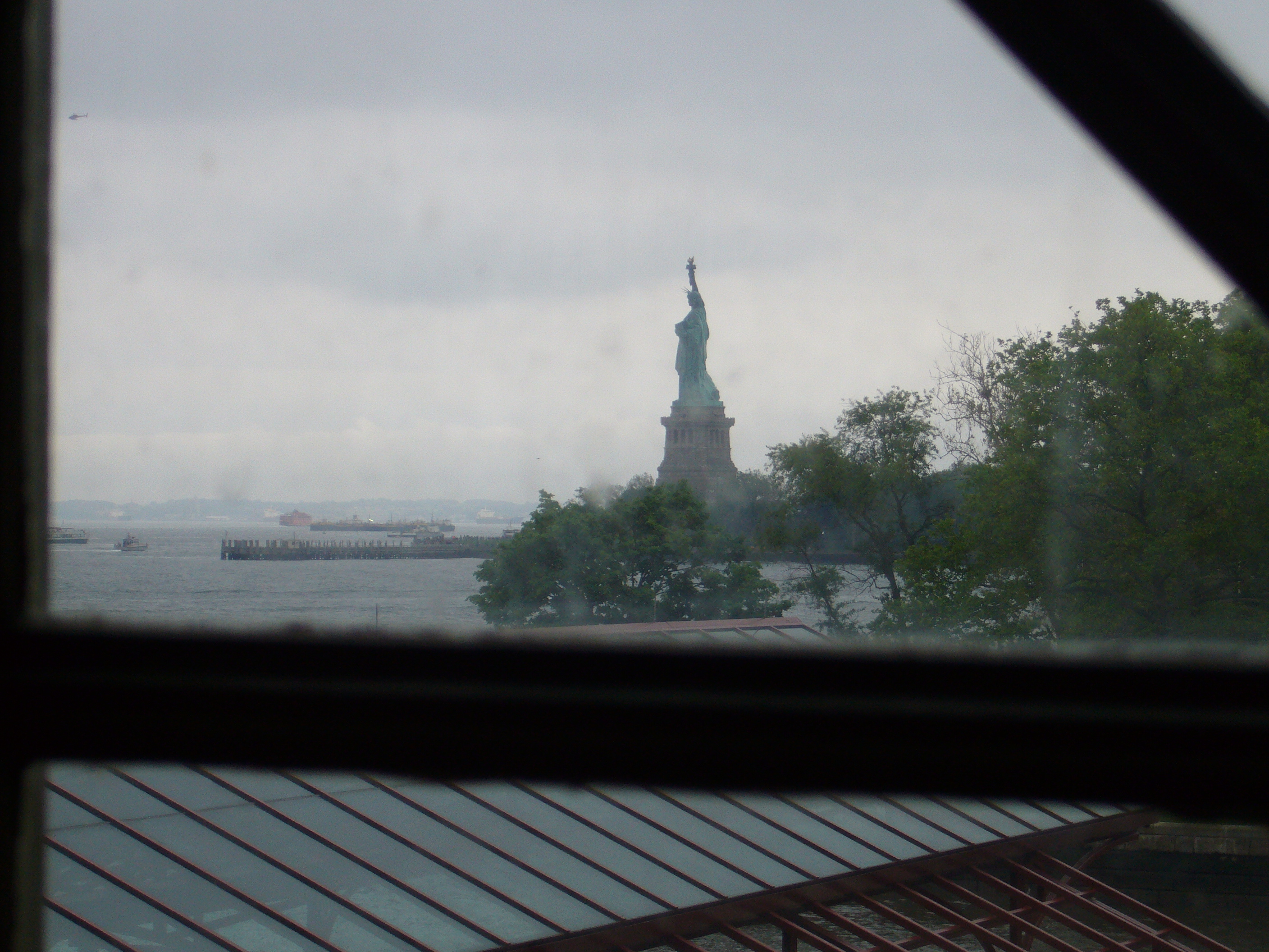 Statue de la Libert&eacute; prise de l'int&eacute;rieur d'Ellis Island1