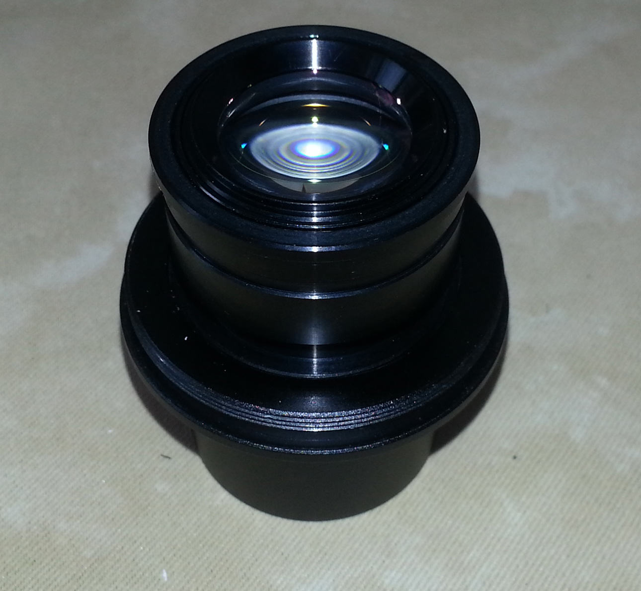 Oculaire vissé dans l'embase