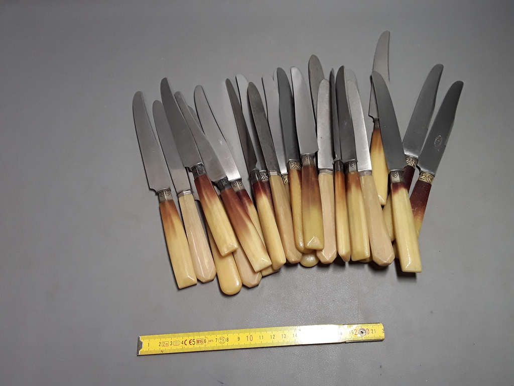 Lot D'Anciens Couteaux De Table - Service Pour 4, Manche Corne, Fabrication France