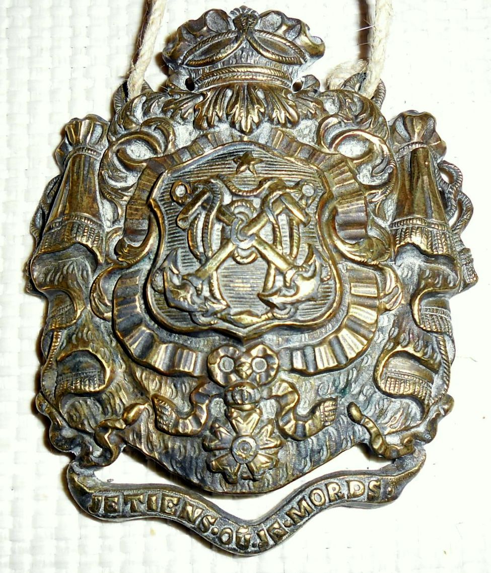 Identification blason métal (bronze, laiton ?) avec 2 ancres de marine croisées, étoile, croix, devise "Je tiens ou je mords". 1612100827507723314699536