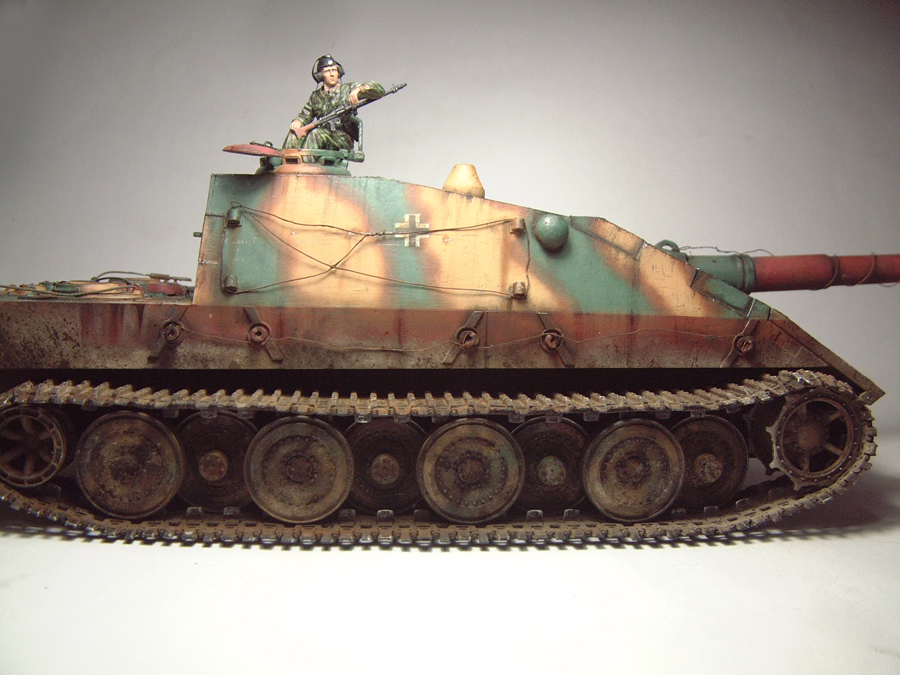 Jagdpanzer E-100 -1/35e [Trumpeter] 1702091237224769014834749